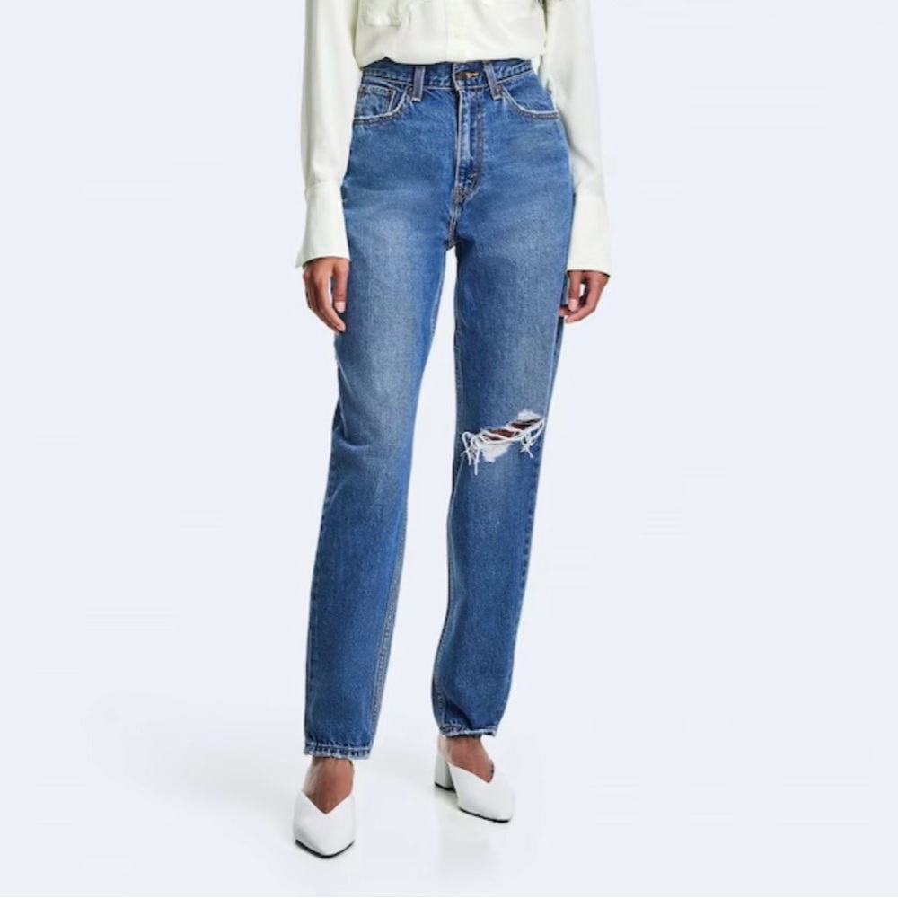 Levi’s 80s Mom Jeans in a mid blue wash